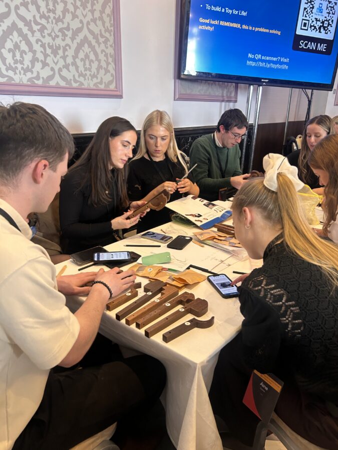 lPwC's Toy for Life Team-Build, Lightbulb Teams